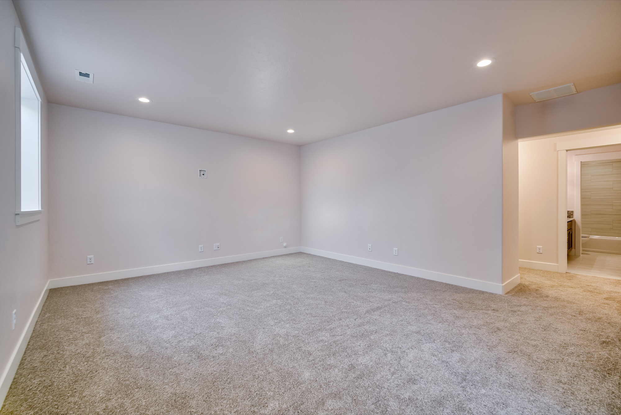 3073 Chartwell Gardens, Idaho Falls ID — primary bath