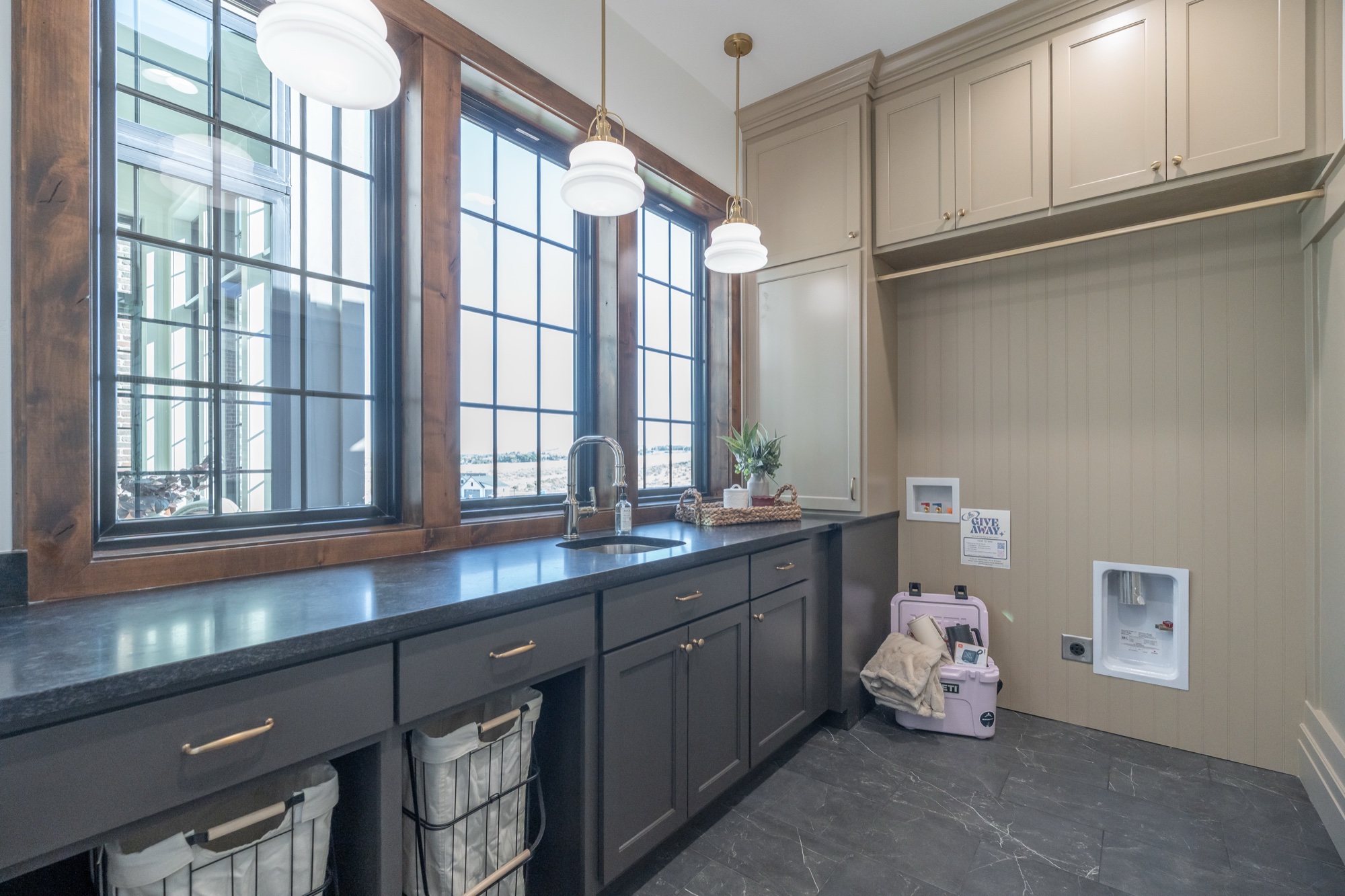 3164 Granger, Ammon ID — living space