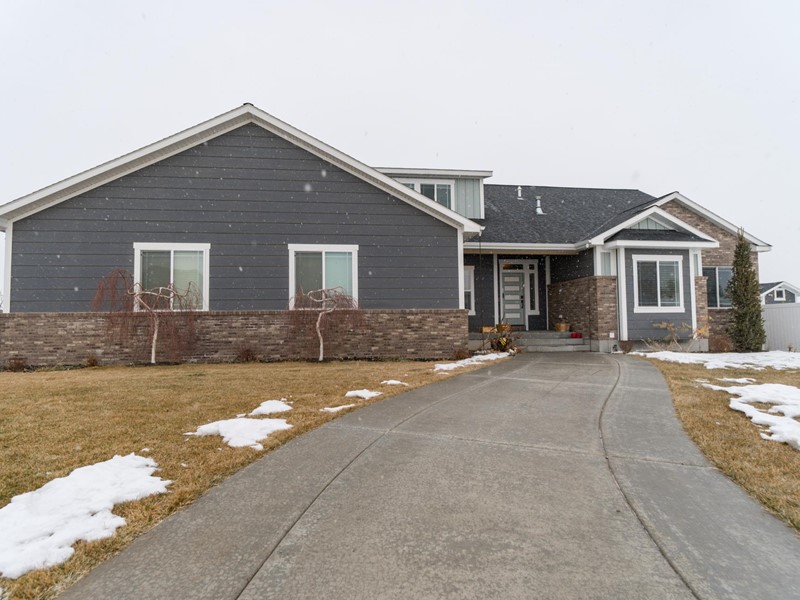 straight arrow custom home near Idaho Falls